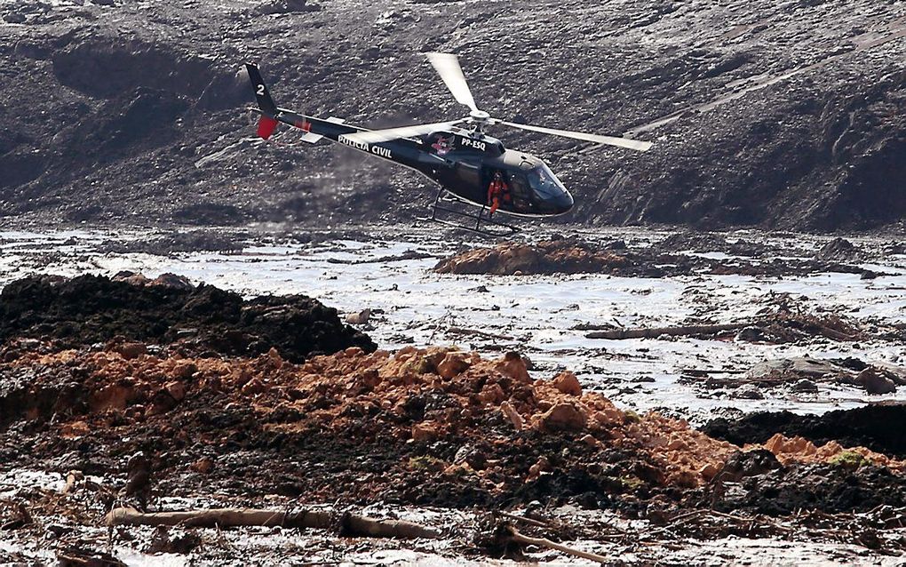 Een helikopter zoekt naar overlevenden. beeld EPA