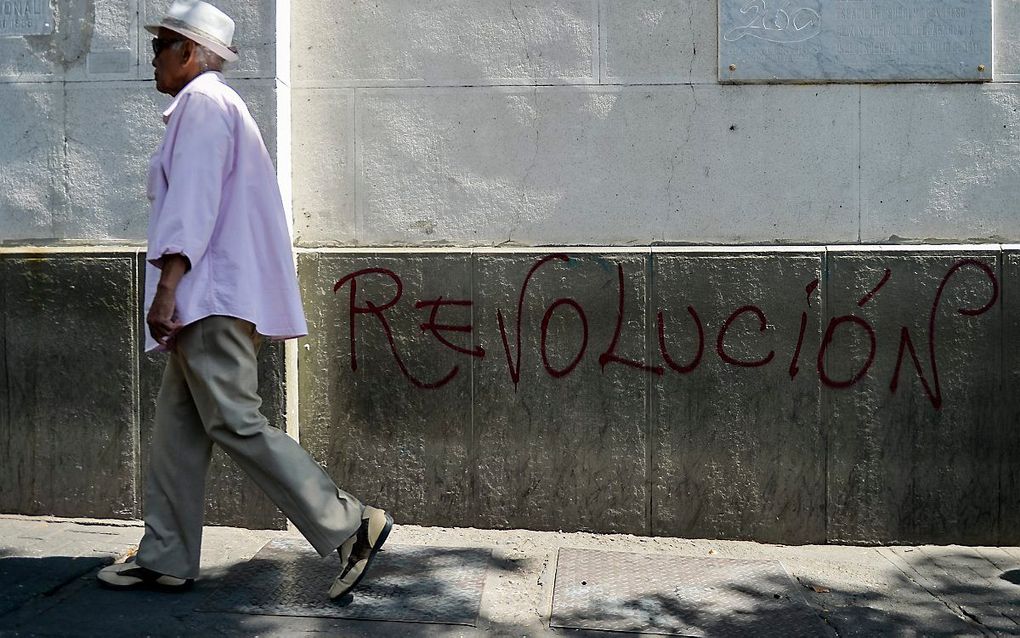 Een spreuk in Caracas roept op tot een revolutie. beeld AFP