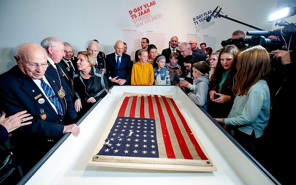 Minister van Defensie Ank Bijleveld-Schouten en de Amerikaanse ambassadeur Pete Hoekstra tijdens de openingsceremonie van de presentatie D-Day vlag 75 jaar in februari in Rotterdam. beeld ANP