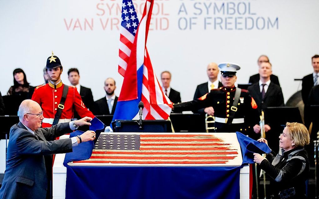 Minister van Defensie Ank Bijleveld-Schouten en de Amerikaanse ambassadeur Pete Hoekstra tijdens de openingsceremonie van de presentatie D-Day vlag 75 jaar.  beeld ANP