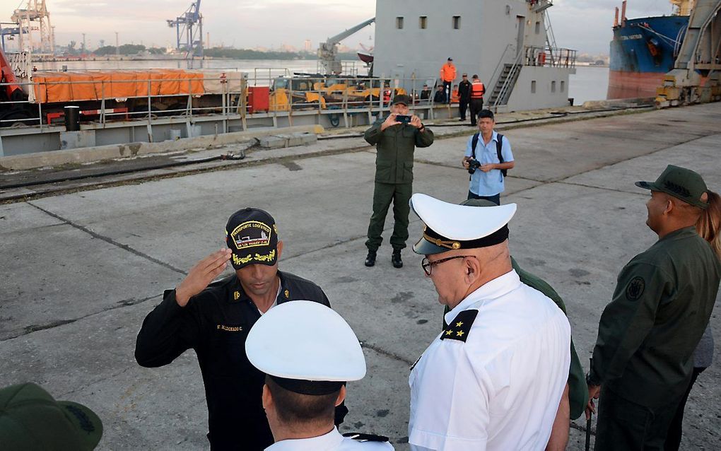 Het marineschip Los Frailes arriveert in Havana met hulpgoederen. beeld AFP