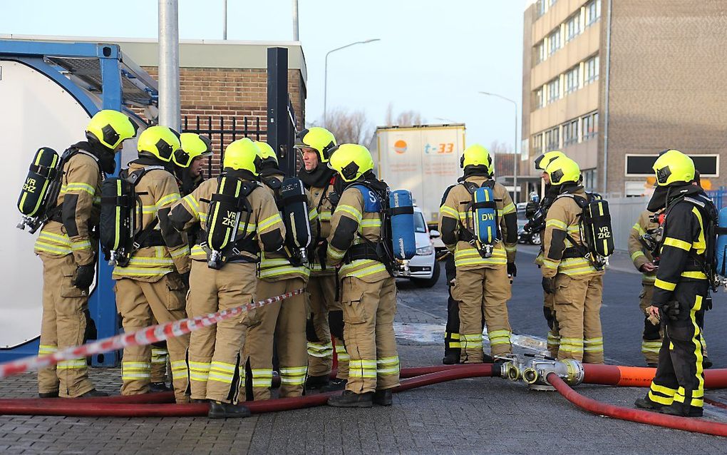 De brandweer is ter plaatse bij de tankwagen waar giftige gassen vrij zijn gekomen. beeld ANP