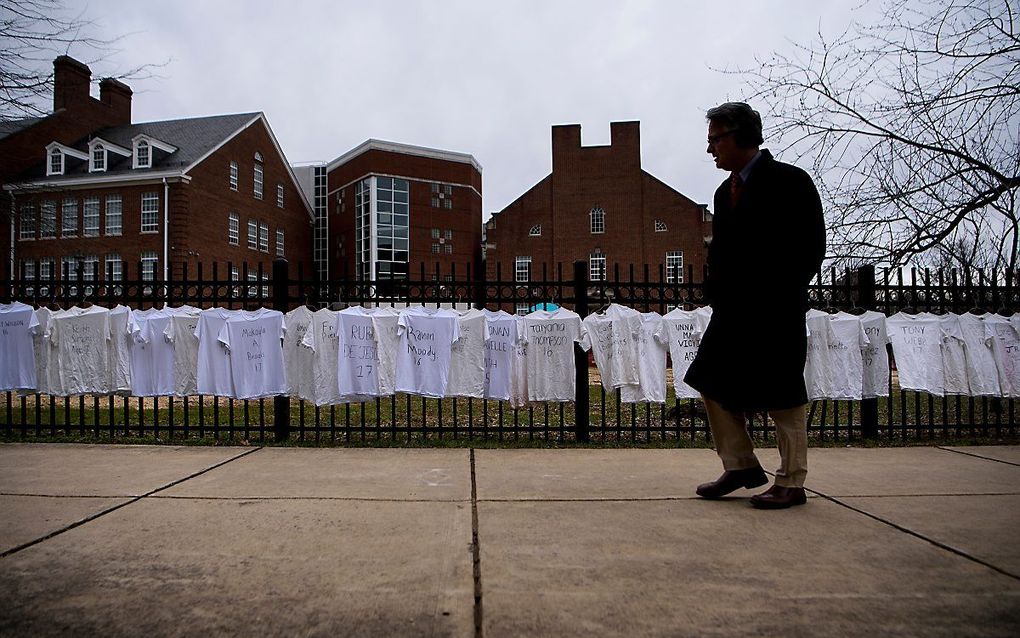 T-shirts ter herdenking van de doodgeschoten scholieren. beeld AFP