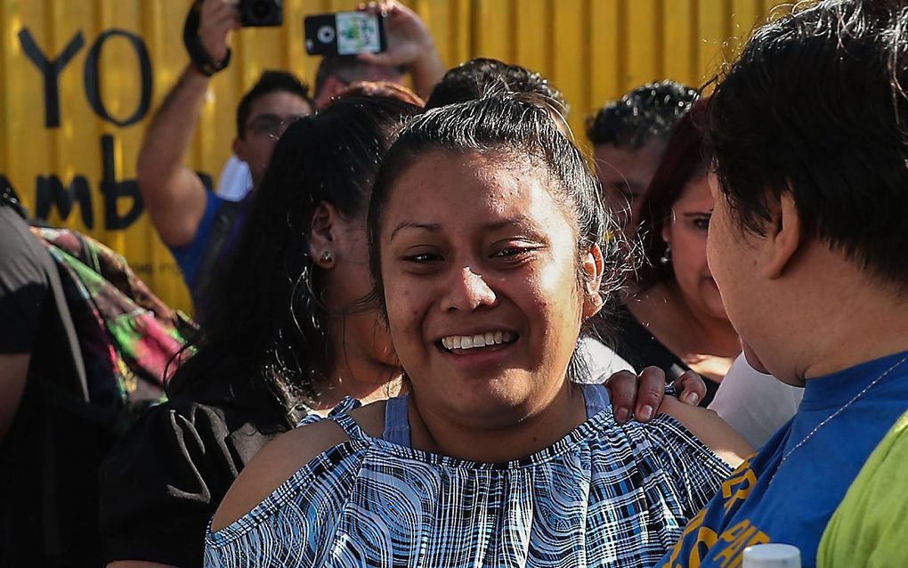 Evelyn Hernandez vlak na haar vrijlating, omringd door activisten. beeld AFP