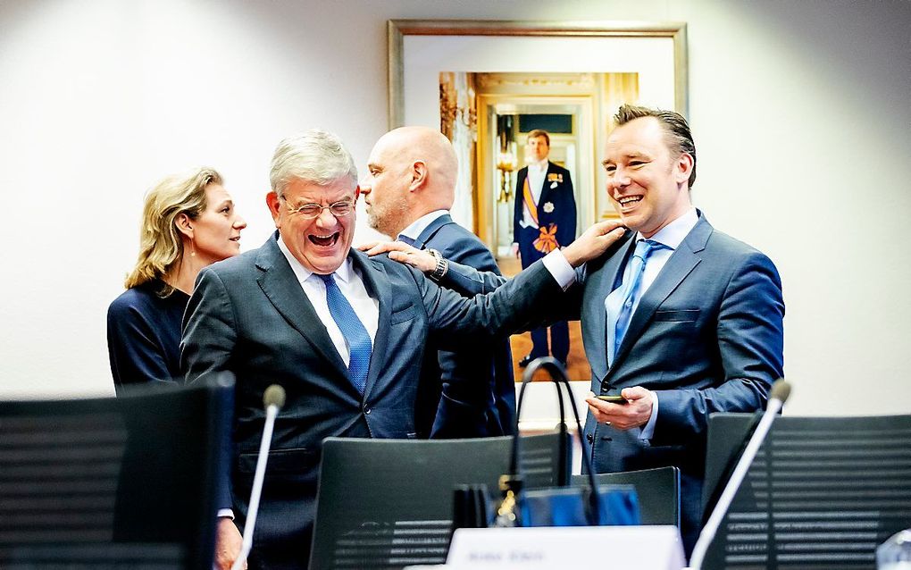 Burgermeester Jan van Zanen (l) tijdens een debat van de gemeenteraad van Utrecht. beeld ANP