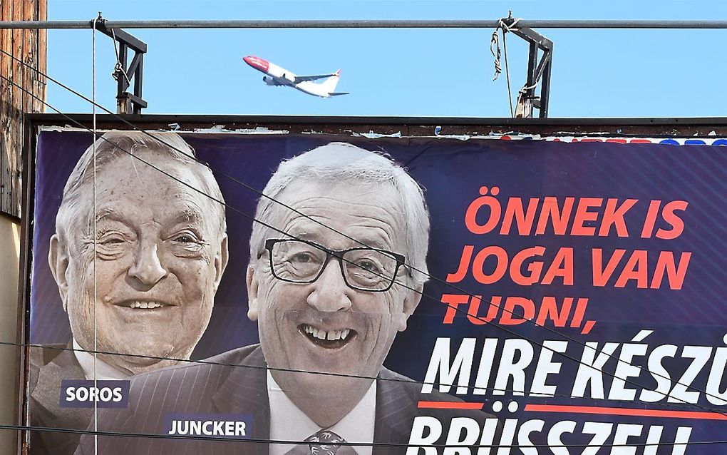 Sinds anderhalve week hangen in heel Hongarije affiches waarop Juncker en George Soros, de liberale Amerikaanse miljardair van Hongaarse afkomst, niet flatterend afgebeeld staan. beeld AFP