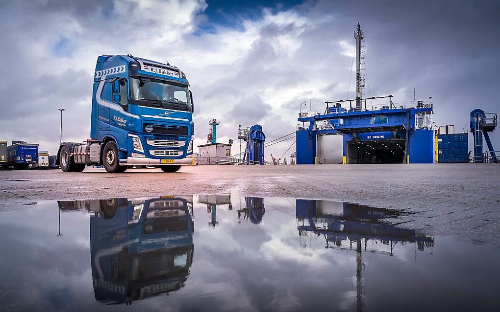 Een vrachtwagen bij een ferryterminal. beeld ANP