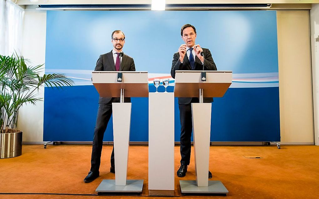 Premier Mark Rutte en minister Eric Wiebes van Economische Zaken en Klimaat geven een reactie na afloop van de presentatie van de planbureaus over de doorrekening van het ontwerp-klimaatakkoord.  beeld ANP