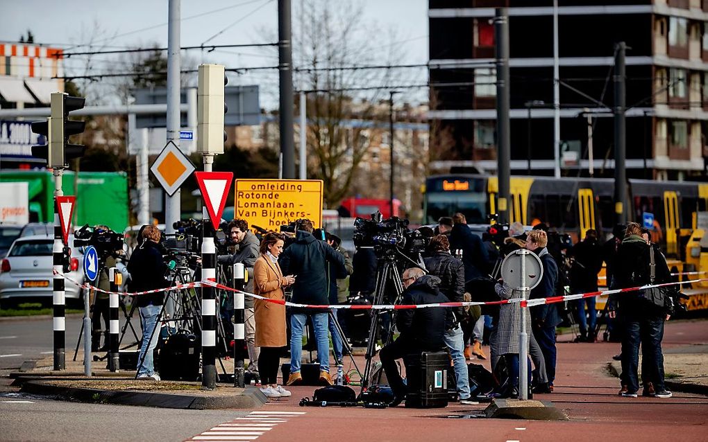 Journalisten verdrongen zich bij het 24 Oktoberplein na de aanslag. beeld ANP