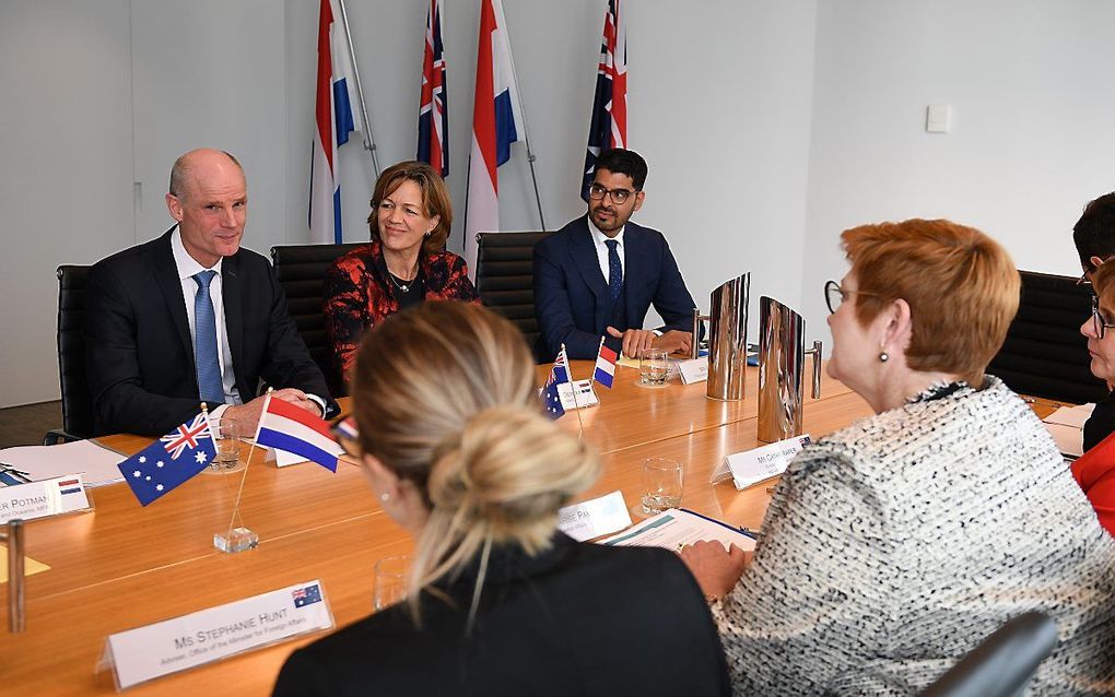 Minister Blok (links) ontmoet zijn Australische collega Marise Payne (rechts). beeld EPA