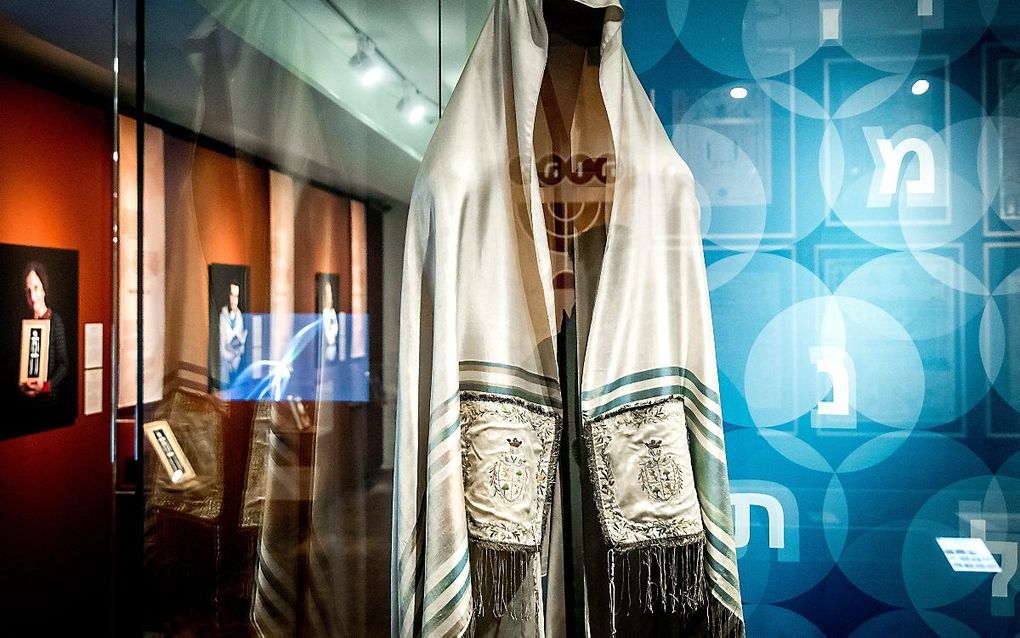 Gebedsmantel bij de kabbala-expositie in het Joods Historisch Museum. beeld ANP, Koen van Weel