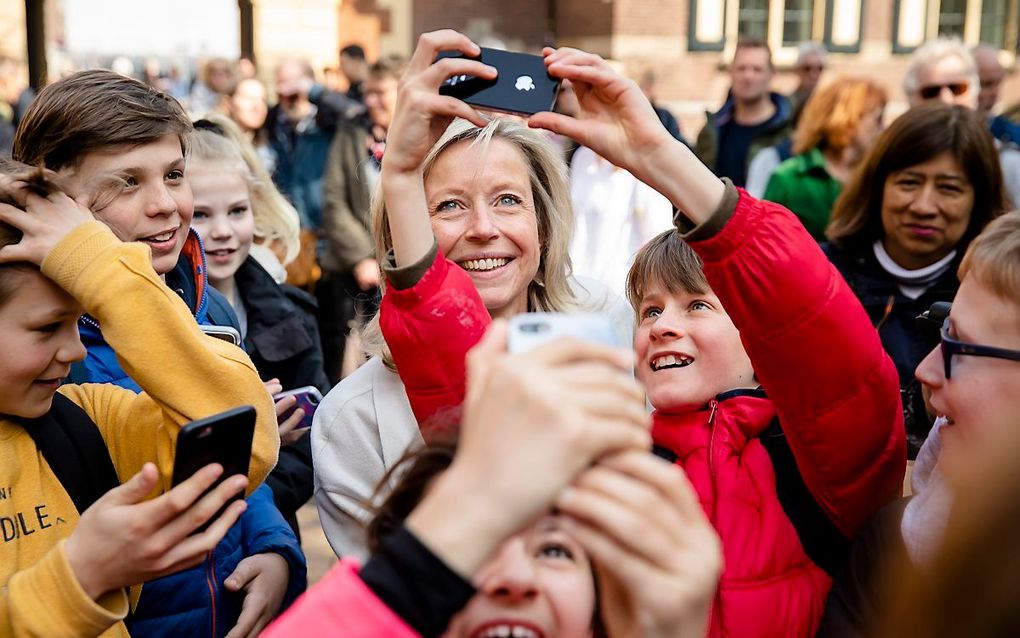 Selfie met Ollongren. beeld ANP