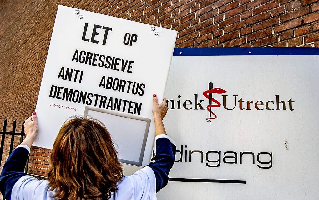 Dit bord hangt bij een abortuskliniek in Utrecht. beeld ANP