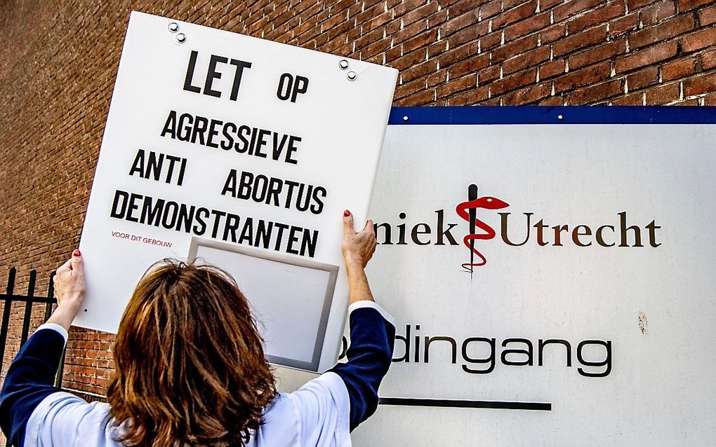 Voor de deur van abortuskliniek Het Vrelinghuis, gevestigd in het gebouw van de Stadskliniek Utrecht aan de Biltstraat, hangt een bord waarmee wordt gewaarschuwd voor agressieve anti-abortusdemonstranten. beeld ANP, Robin Utrecht