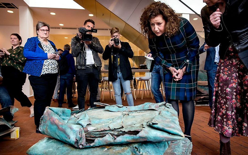 Minister van Engelshoven bij het scheepswrak. beeld ANP