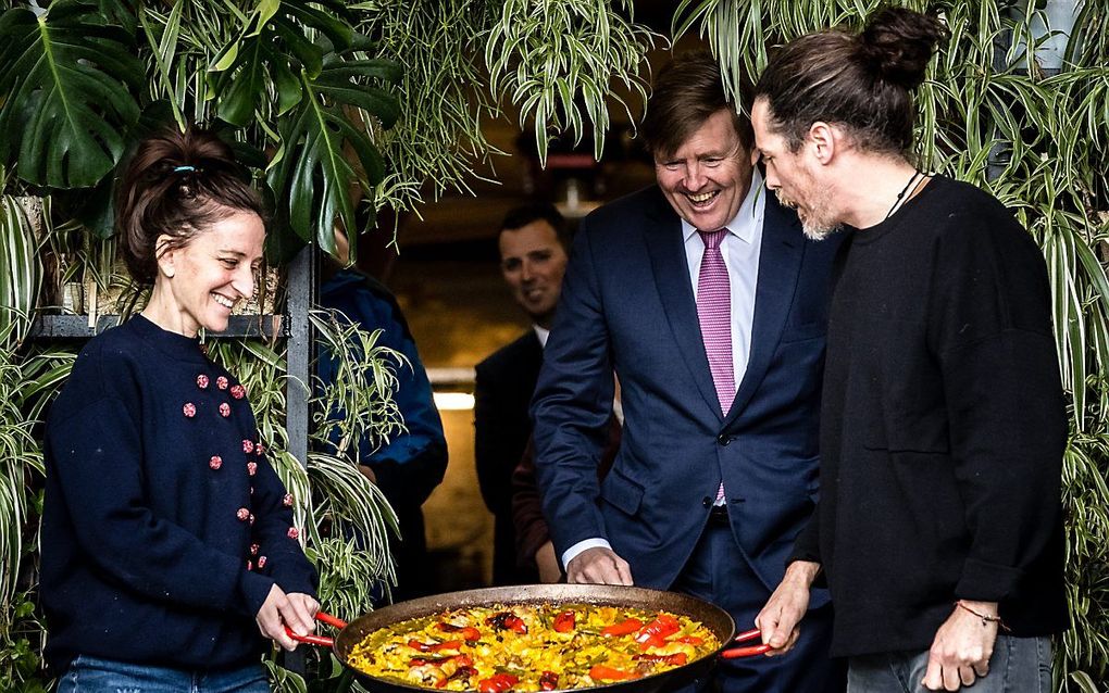 Koning Willem-Alexander ontvangt een grote pan paella van de Spaanse kusntenaar Nacho Carbonell. beeld ANP