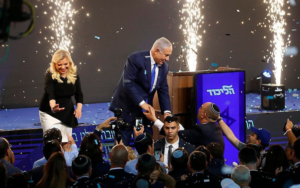 Netanyahu en zijn vrouw tijdens de verkiezingsnacht. beeld AFP