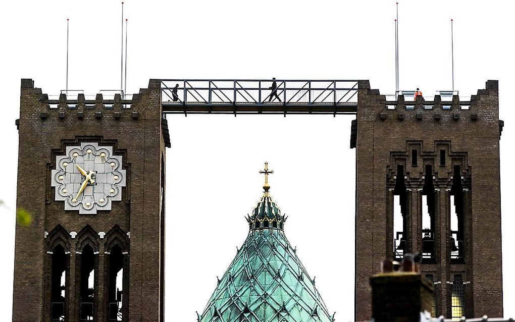 Een tijdelijke loopbrug op bijna zestig meter hoogte verbindt de twee torens van de KoepelKathedraal (voorheen bekend als Kathedrale Basiliek Sint Bavo). beeld ANP