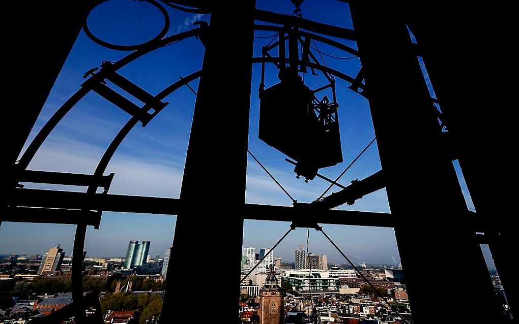 De wijzerplaten van de Domtoren in Utrecht zijn maandag verwijderd. beeld ANP