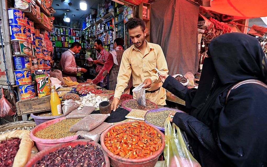 Een marktkoopman in Jemen. beeld AFP