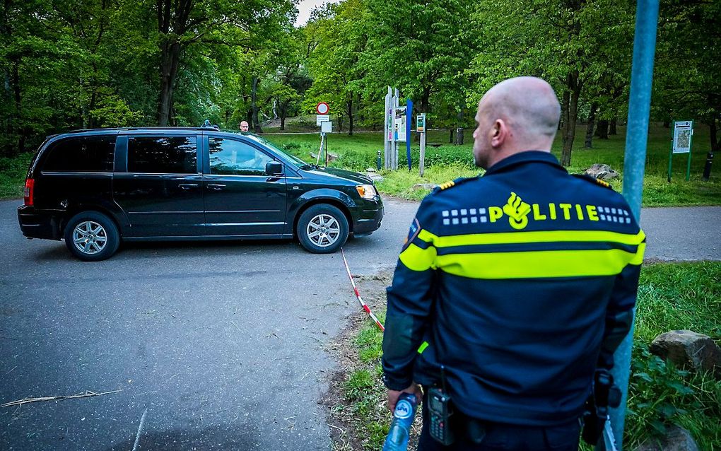 Lijkwagens vertrekken van de plek op de Brunssummerheide waar twee doden zijn gevonden. beeld ANP