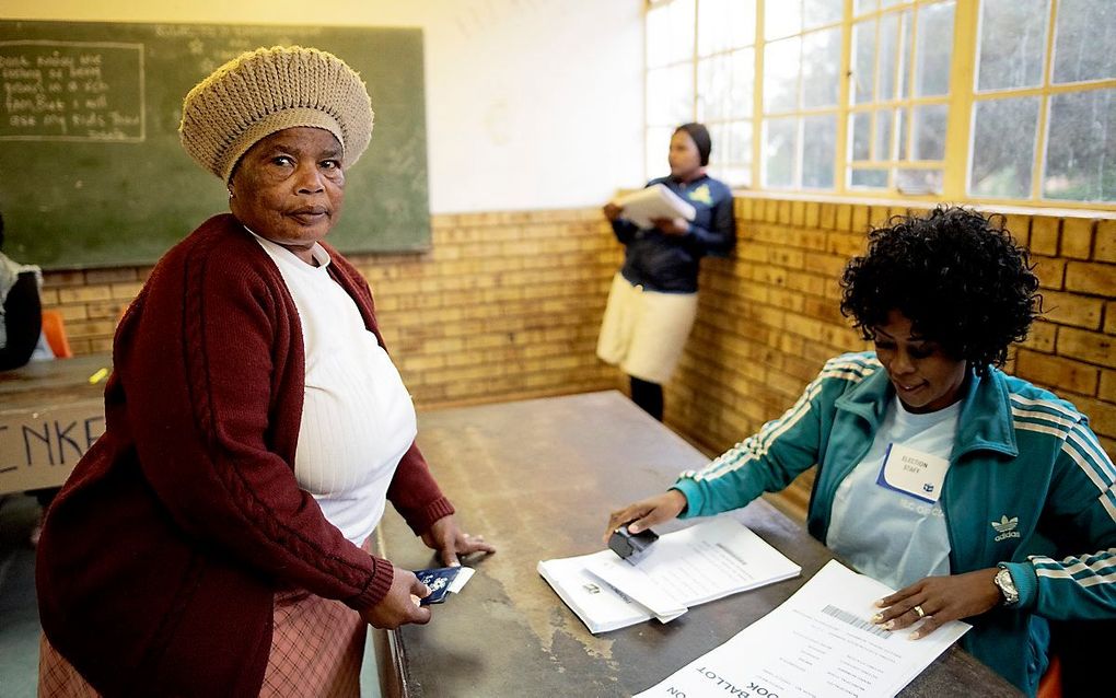 Een Zuid-Afrikaanse vrouw brengt haar stem uit. beeld AFP