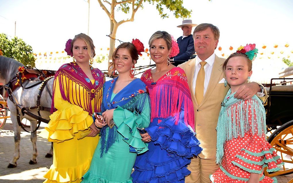 De koning en koningin keerden terug naar de plek waar ze elkaar 20 jaar geleden voor het eerst ontmoetten. Nu met drie dochters. beeld EPA