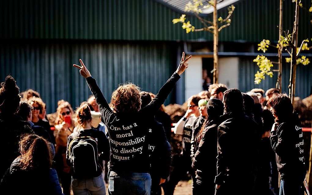 Demonstranten bij de boerderij. beeld ANP