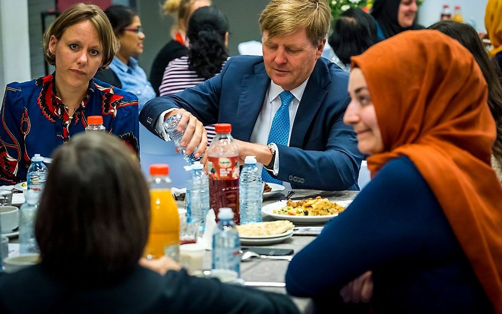 De koning tijdens zijn bezoek aan het Haagse buurthuis. beeld ANP