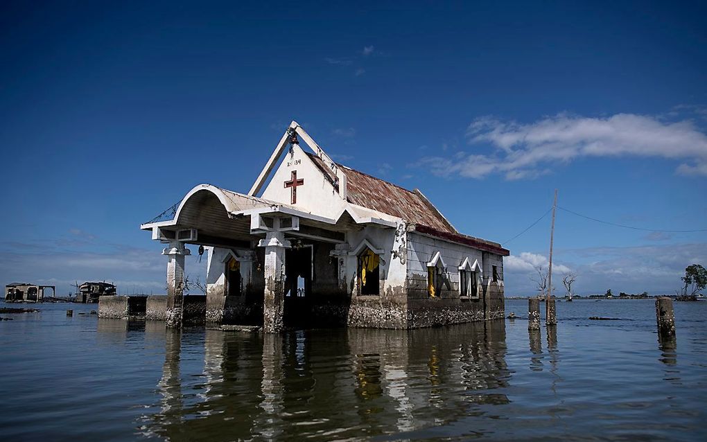 Een kapel in het stijgende water op de Filipijnen. beeld AFP