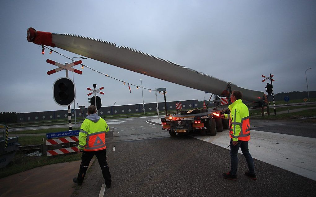 Wieken van een windmolen werden vorige week vervoerd richting Wieringermeer. beeld ANP