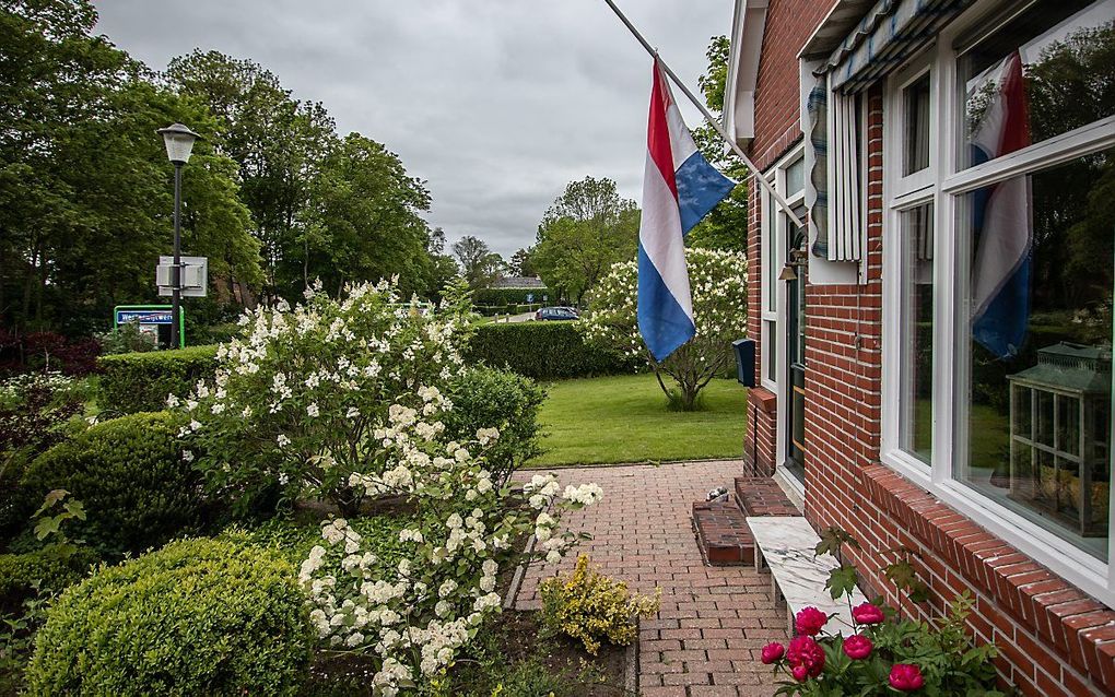 Een vlag hangt halfstok in Westerwijtwerd. beeld ANP