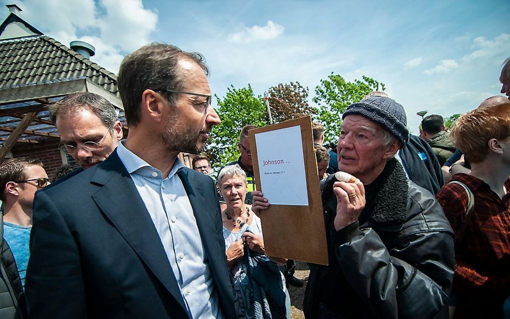 Minister Wiebes in gesprek met inwoners. beeld ANP