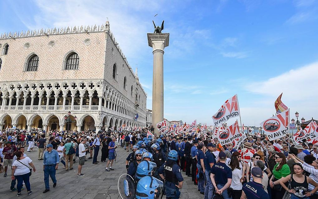 Demonstratie tegen cruiseschepen, zaterdag in Venetie. beeld AFP