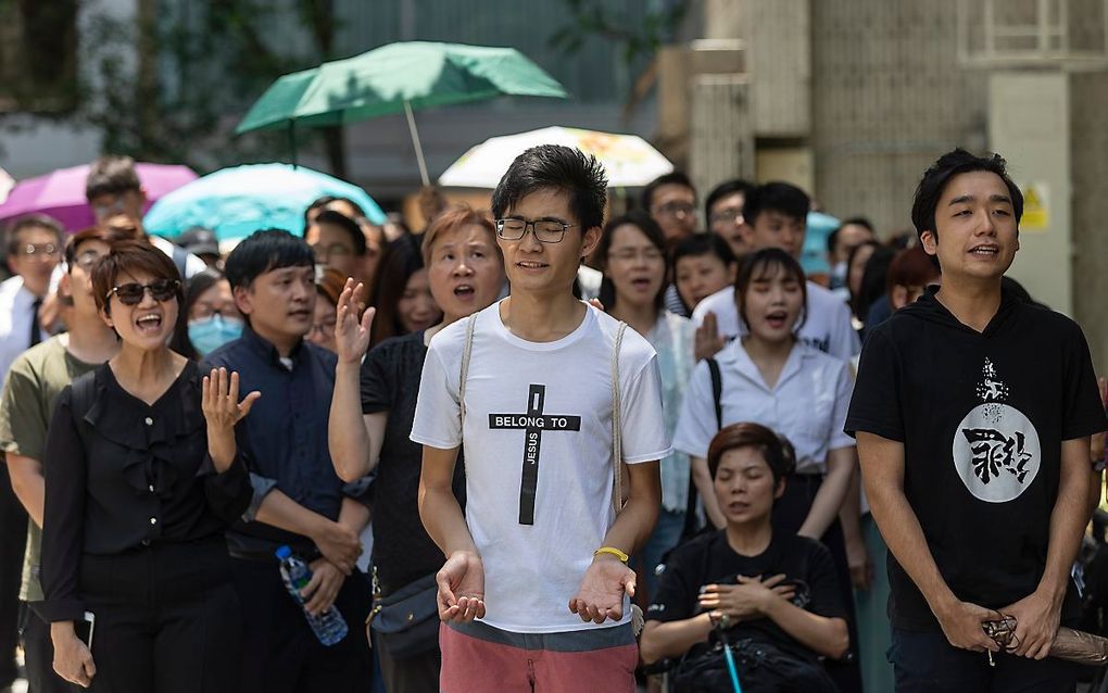 Een groep christenen in Hong Kong zingt hymnes al protest tegen de uitleveringswet. beeld EPA