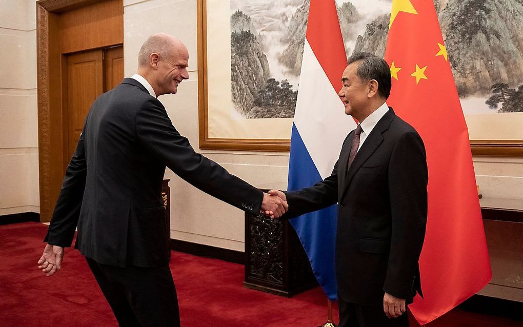 Minister blok schudt de hand van de minister van Buitenlandse zaken van China. beeld AFP