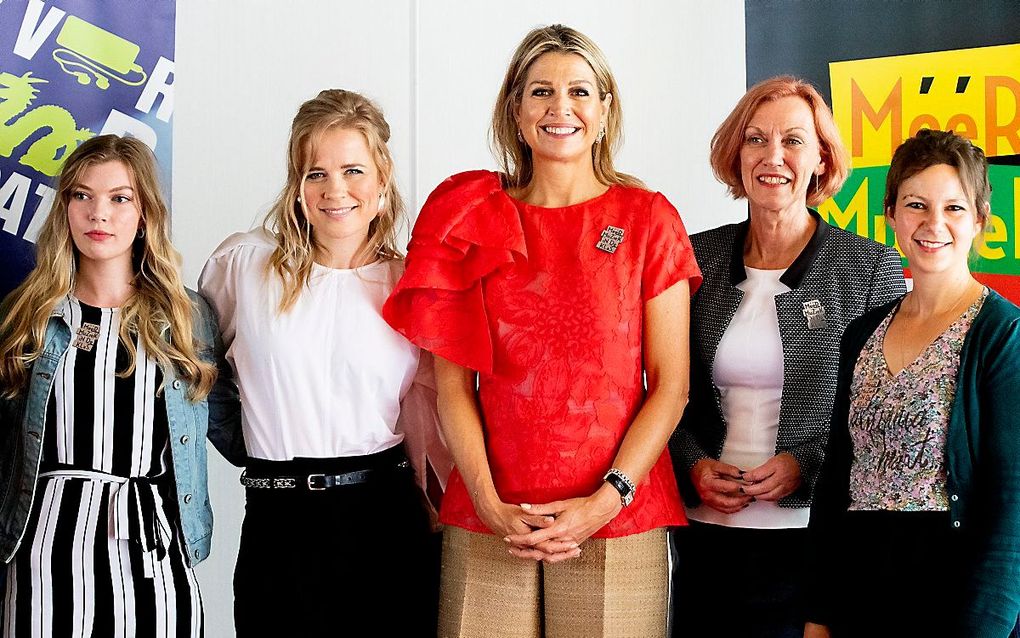 Koningin Maxima woont de ondertekening bij van het lokale samenwerkingsconvenant muziekonderwijs in Drenthe. beeld ANP