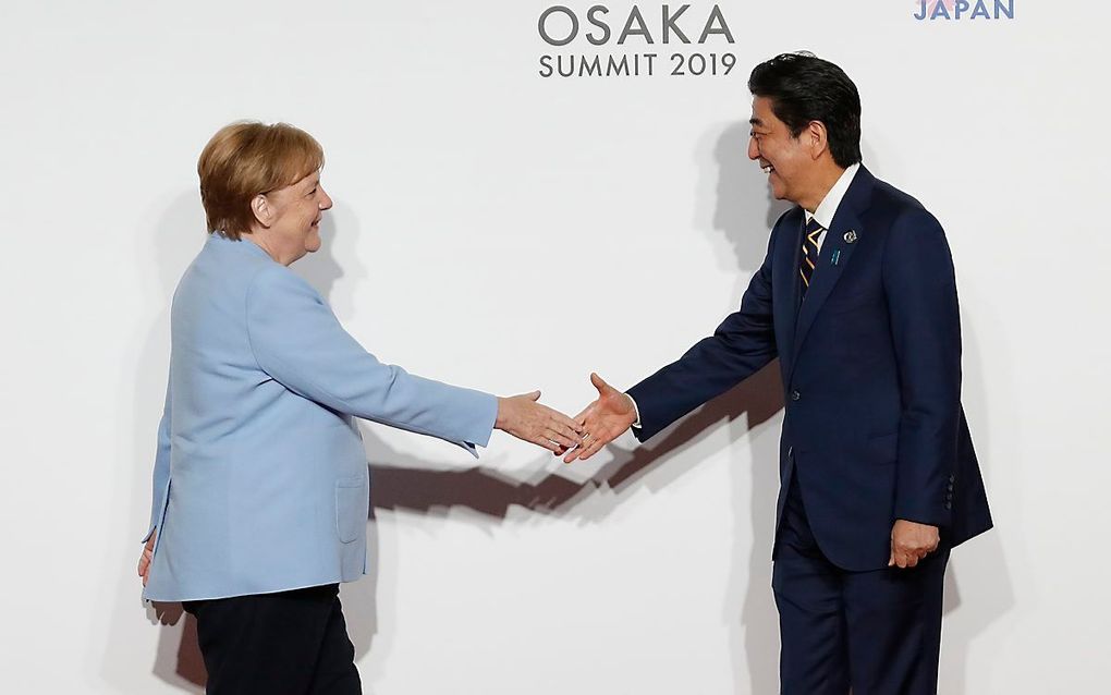 De Duitse bondskanselier Merkel maakte een grote fout door honderduizenden vluchtelingen toe te laten in haar land, vindt de Russische president Poetin. beeld EPA