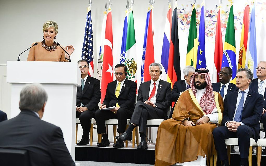 Koningin Máxima krijgt kritiek vanwege haar ontmoeting met de Saudische kroonprins (tweede van rechts) vorige week op de G20-top in Japan. beeld AFP, Brendan Smialowski