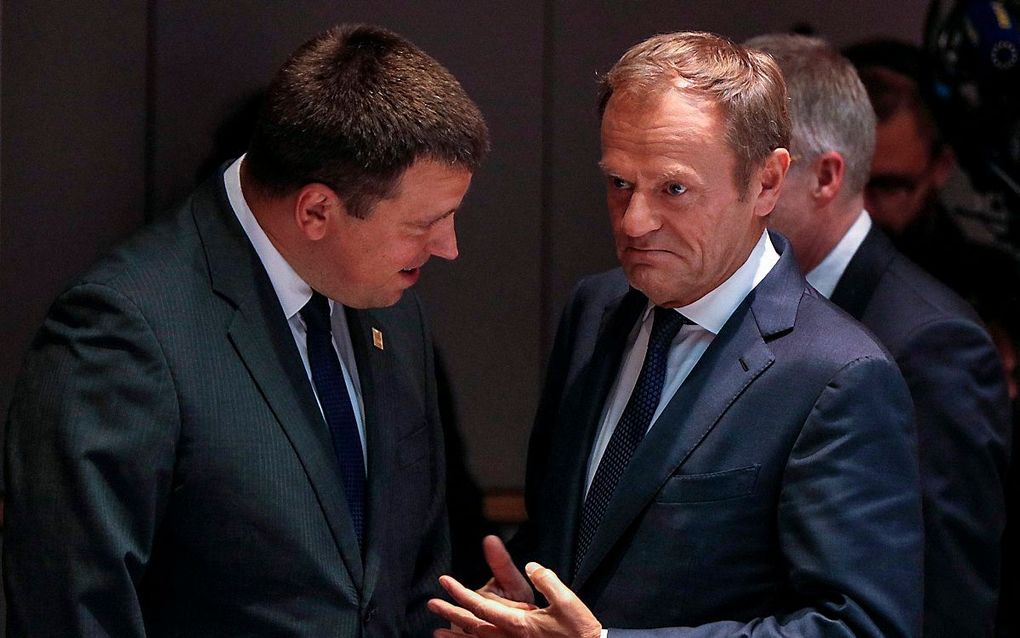 Huidig president van de Europese Raad Donald Tusk (r.) in overleg met de premier van Estland, Juri Ratas. beeld EPA