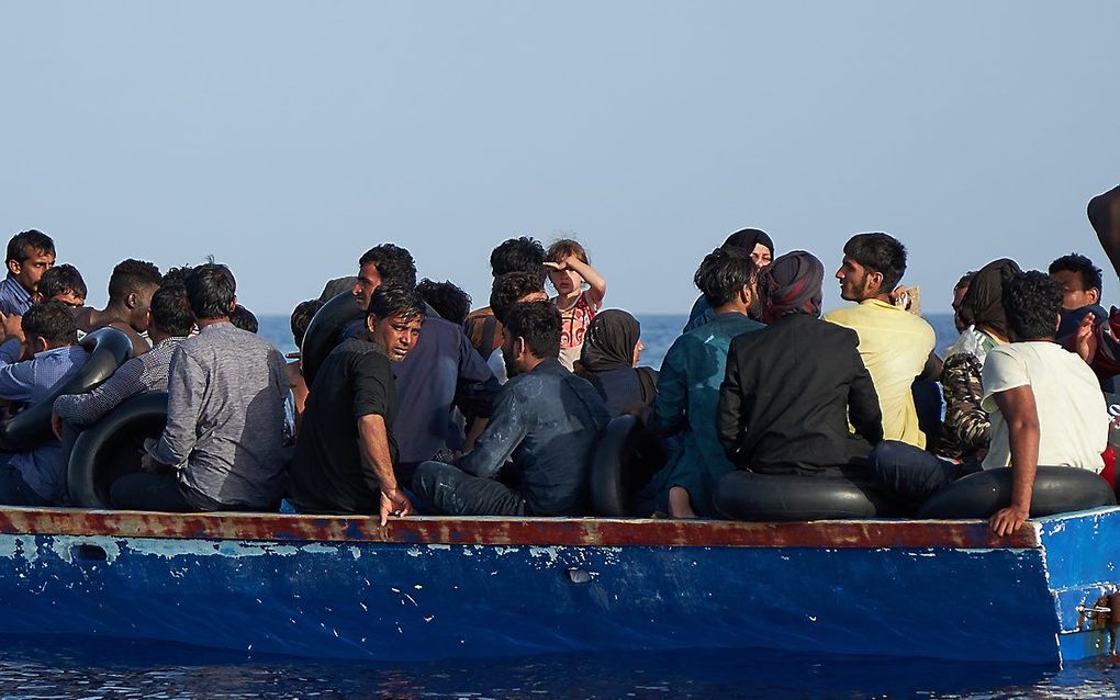 Een andere boot met vluchtelingen, in de Middellandse Zee. beeld EPA