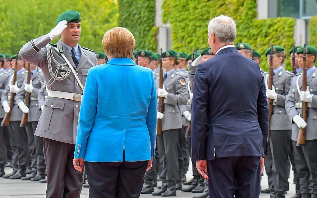 Merkel en de Finse president Rinne. beeld AFP