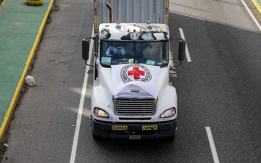 Een vrachtwagen van het Rode Kruis met hulpgoederen, in Caracas, Venezuela. beeld EPA