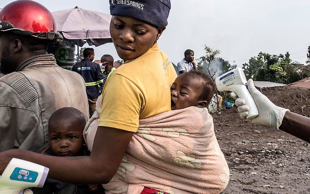 De lichaamstemperatuur van een kind wordt gemeten bij een controlepost in Goma. beeld EPA