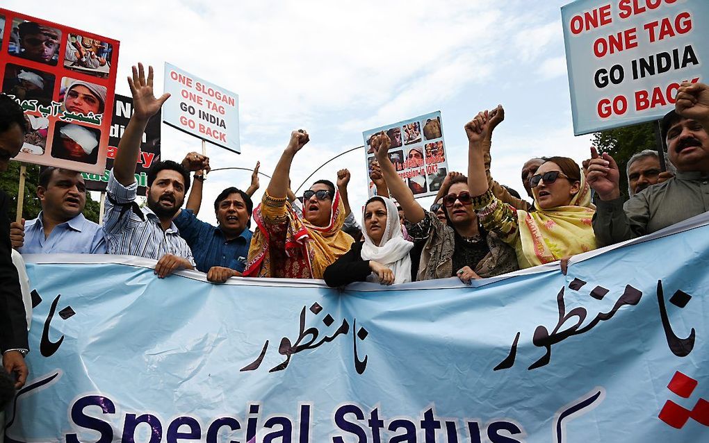 Pakistaanse Kasjmiri schreeuwen anti-Indiase leuzen tijdens een demonstratie in Islamabad. beeld AFP