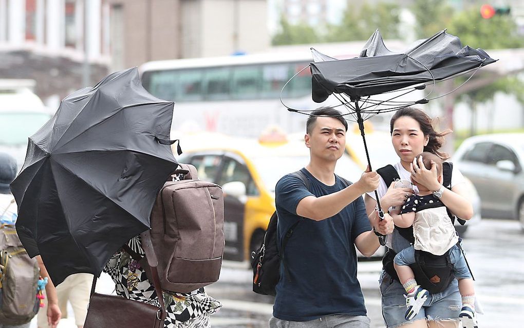 Mensen steken de straat over in Taiwan. beeld EPA