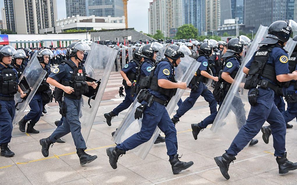 Een oefening van Chinese politieagenten vlakbij de grens met Hongkong. beeld AFP