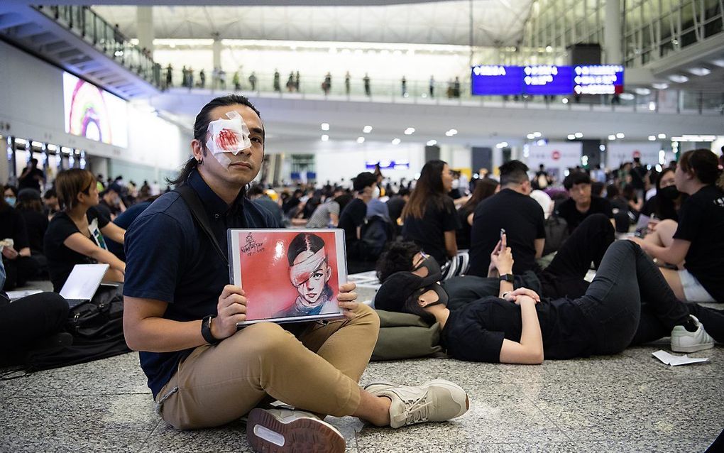 Demonstranten vandaag op Hong Kong Chek Lap Kok, het vliegveld van Hongkong. beeld EPA