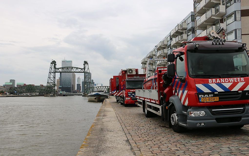 Hulpdiensten aan de Nieuwe Maas. beeld ANP