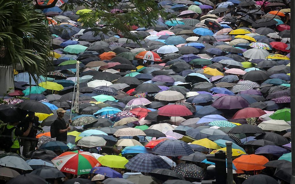 Leraren demonstereren zaterdag in de straten van Hongkong. beeld EPA